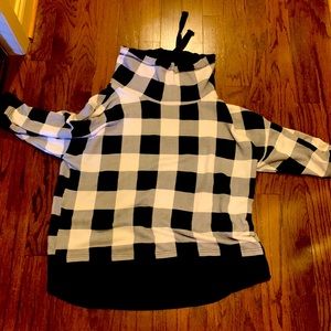 Black,grey,white,checkered,half-hoodie